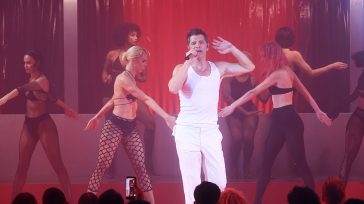 Σάκης Ρουβάς: Viral η ερμηνεία σε τραγούδι Καζαντζίδη