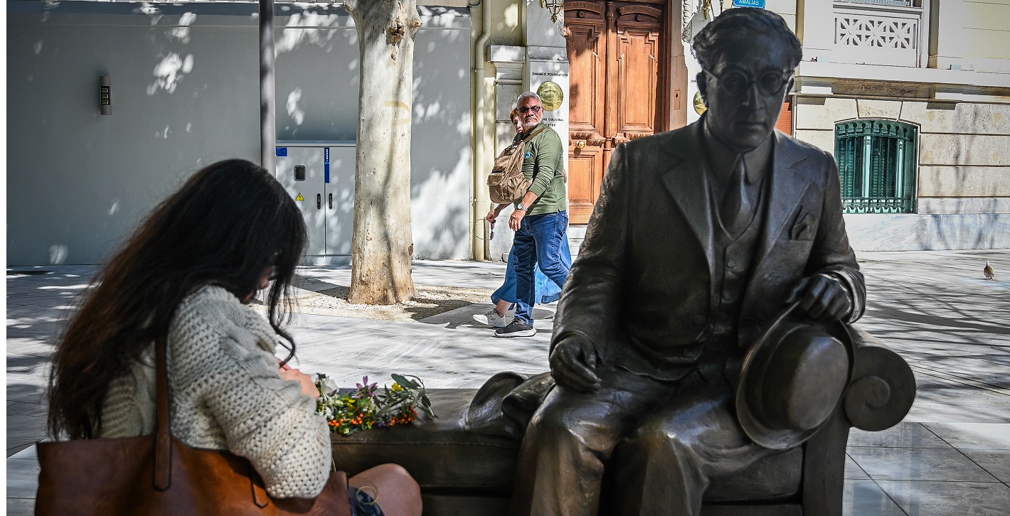 Παγκάκι με τον Καβάφη στον πεζόδρομο της Διονυσίου Αρεοπαγίτου
