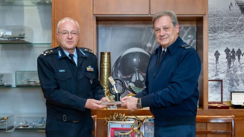 Πολεμική Αεροπορία και Πυροσβεστικό Σώμα «κλειδώνουν» τη συνεργασία τους ενόψει αντιπυρικής περιόδου