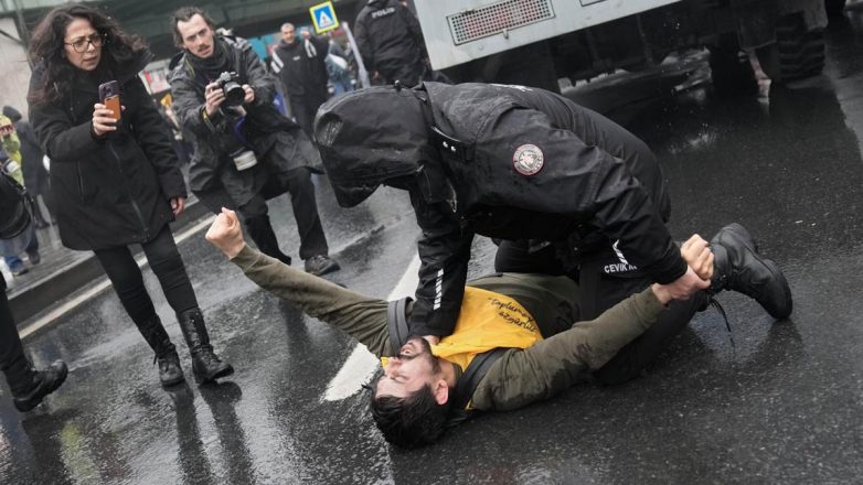 Κωνσταντινούπολη: Εκατοντάδες συλλήψεις και ξύλο στις συγκεντρώσεις για την Πρωτομαγιά