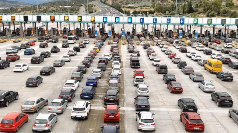 Μποτιλιάρισμα στα διόδια Ελευσίνας από τους εκδρομείς της Πρωτομαγιάς
