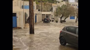 Θεόρατα κύματα «σκέπασαν» το παράκτιο μέτωπο στην Κίμωλο