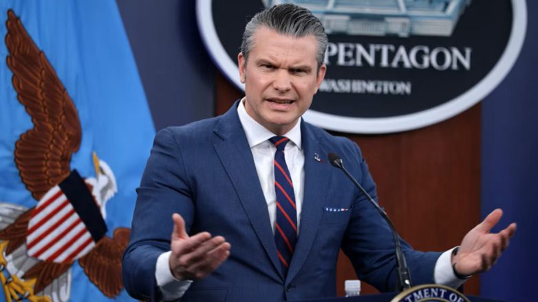 Χέγκσεθ: «To Ιράν θα αντιμετωπίσει συντριπτικά πλήγματα εάν επιτεθεί σε εμπορικά πλοία»