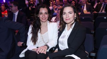 Όλγα Κεφαλογιάννη: Με την αδελφή της στο Κολλέγιο Αθηνών