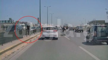 Παίζει τη ζωή του «κορώνα – γράμματα» με πατίνι στον Κηφισό