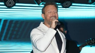 Ο Καραφώτης ξεσήκωσε το «Ελλάδος Εικόνες» – Αδιαχώρητο στην πρεμιέρα