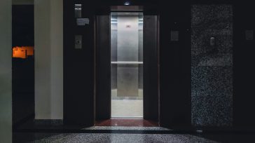 Νεκρή 85χρονη σε αμαξίδιο που εγκλωβίστηκε σε ασανσέρ