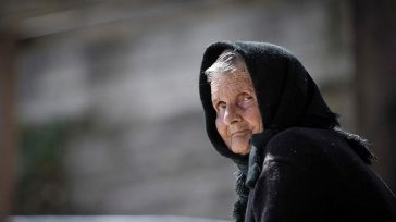 Και στις χήρες άνω των 60 ετών το 300άρι