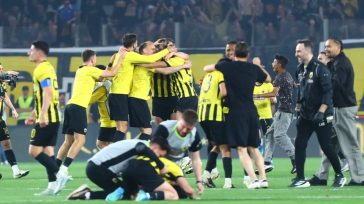 Το πάρτι των πρωταθλητών στο χορτάρι της «Allwyn Arena»