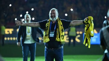 Ο Ηλιόπουλος έκανε γύρο θριάμβου με το κασκόλ