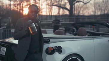 Έβαλε καύσιμο από… λιωμένο πλαστικό σε Rolls-Royce και το αυτοκίνητο δούλεψε κανονικά (Βίντεο)