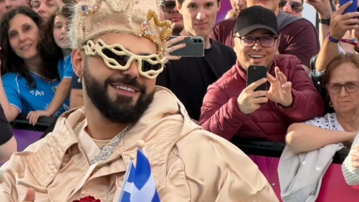 Eurovision 2026: Ο Akylas στο εντυπωσιακό Τιρκουάζ Χαλί της Βιέννης