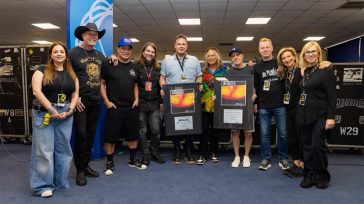 Η απονομή στους Metallica στην Αθήνα λίγο πριν ανέβουν στη σκηνή του ΟΑΚΑ
