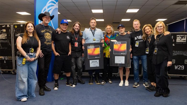 Η απονομή στους Metallica στην Αθήνα λίγο πριν ανέβουν στη σκηνή του ΟΑΚΑ