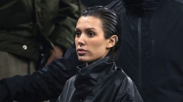 Νέα αποκαλυπτική εμφάνιση με μονοκίνι και καλσόν από την Bianca Censori