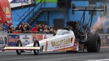 Δείτε το ταχύτερο dragster στην ιστορία να πιάνει τα 555 χλμ./ώρα σε μόλις 3,7 δευτερόλεπτα (Βίντεο)