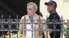 Hugh Laurie: Στο κέντρο της Αθήνας ο 66χρονος Βρετανός ηθοποιός για τα γυρίσματα της νέας σειράς, «Dig»