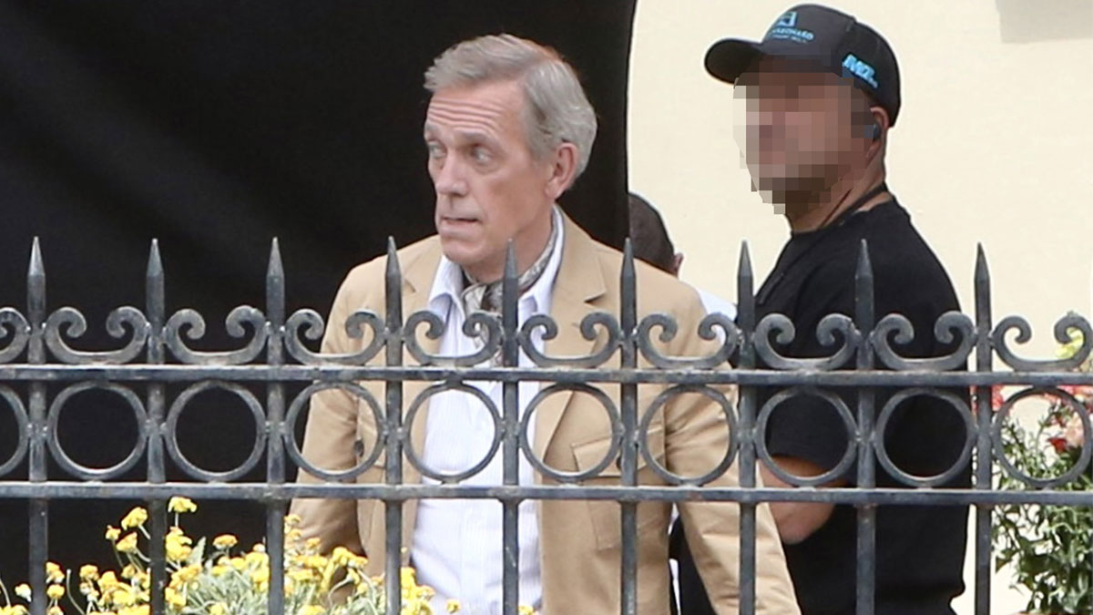 Hugh Laurie: Στο κέντρο της Αθήνας ο 66χρονος Βρετανός ηθοποιός για τα γυρίσματα της νέας σειράς, «Dig»