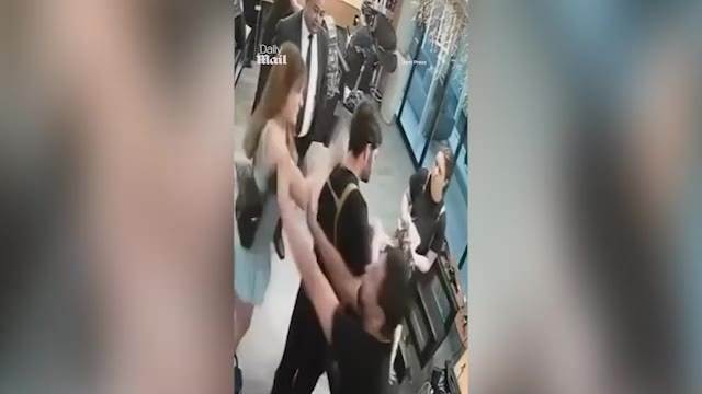 Βραζιλία: Δεν της άρεσε το κούρεμά της και μαχαίρωσε τον κομμωτή