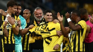 Τραπέζι τίτλου από τους παίκτες της ΑΕΚ στον Ηλιόπουλο