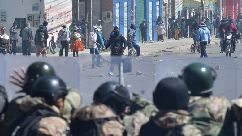 Βολιβία: 57 συλλήψεις σε συγκρούσεις διαδηλωτών με αστυνομικούς στο Λα Πας Βολιβία: 57 συλλήψεις σε συγκρούσεις διαδηλωτών με αστυνομικούς στο Λα Πας