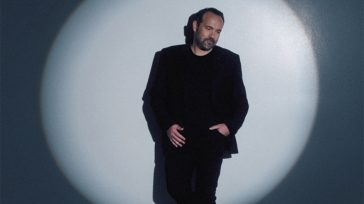 Ο Κώστας Μακεδόνας στην ταράτσα του θεάτρου Λαμπέτη