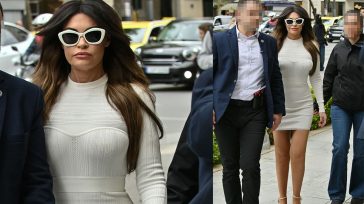 Κίμπερλι Γκίλφοϊλ: Μαγνήτισε τα βλέμματα με λευκό mini φόρεμα στο κέντρο της Αθήνας