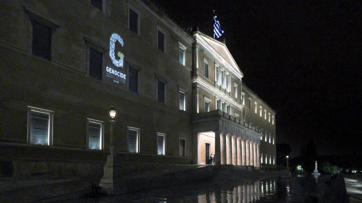 Φωταγώγηση της Βουλής για τη Γενοκτονία των Ποντίων