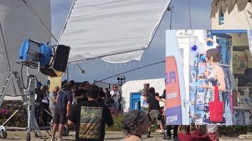 Με τεράστιες μαύρες ομπρέλες οι security προστατεύουν την Lily Collins στα γυρίσματα του «Emily in Paris» στους ανεμόμυλους