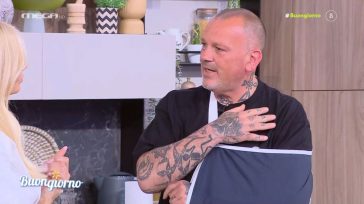 Δημήτρης Σκαρμούτσος: Εμφανίστηκε με δεμένο χέρι στο «Buongiorno» – Τι συνέβη στον σεφ;