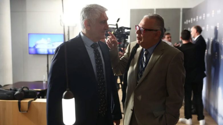 Γιαννάκης: «Να πανηγυρίσουμε όλοι μαζί με τον Ολυμπιακό» Γιαννάκης: «Να πανηγυρίσουμε όλοι μαζί με τον Ολυμπιακό»