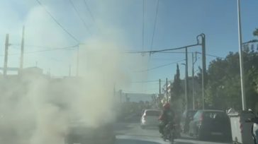 Ίλιον: Αυτοκίνητο τυλίχθηκε στις φλόγες στη μέση του δρόμου