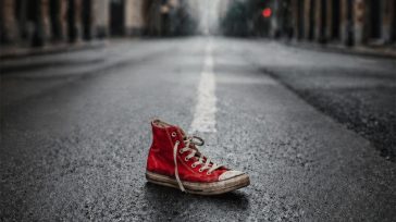 «Μοναχικά Παπούτσια»: Το νέο βιβλίο του Κρίτωνα Ζαχαριάδη