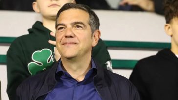 Κάλεσμα με την μπάλα της Μπαρτσελόνα ο Τσίπρας
