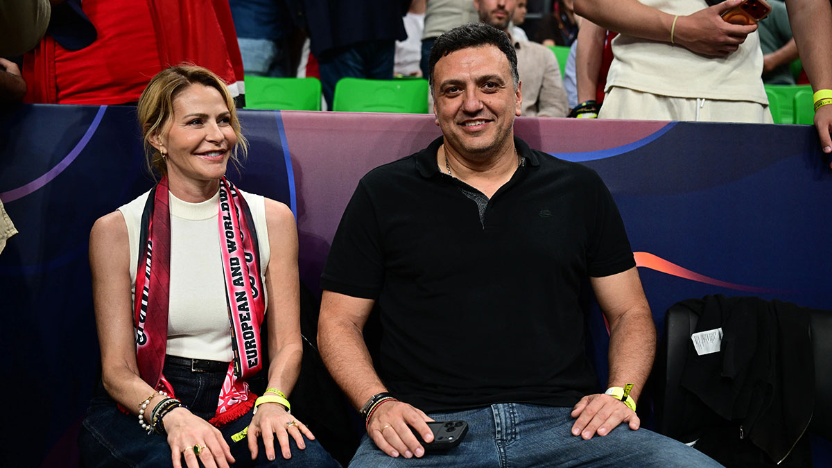 Τζένη Μπαλατσινού – Βασίλης Κικίλιας: Στις κερκίδες του T-Center για τον μεγάλο τελικό του Ολυμπιακού με τη Ρεάλ Μαδρίτης