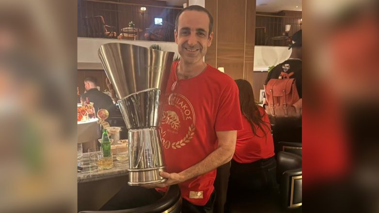 «Επινίκια» του Γρηγόρη Δημητριάδη μετά τη συμπλοκή του με τον Μαρινάκη «Επινίκια» του Γρηγόρη Δημητριάδη μετά τη συμπλοκή του με τον Μαρινάκη