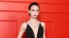 Lily Collins: Ινκόγκνιτο βόλτα στα σοκάκια της Μυκόνου
