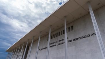 ΗΠΑ: Ο Τραμπ λέει ότι θα παραδώσει τον έλεγχο του εμβληματικού Κέντρου Κένεντι