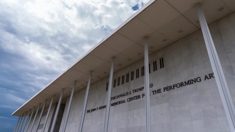 ΗΠΑ: Ο Τραμπ λέει ότι θα παραδώσει τον έλεγχο του εμβληματικού Κέντρου Κένεντι ΗΠΑ: Ο Τραμπ λέει ότι θα παραδώσει τον έλεγχο του εμβληματικού Κέντρου Κένεντι