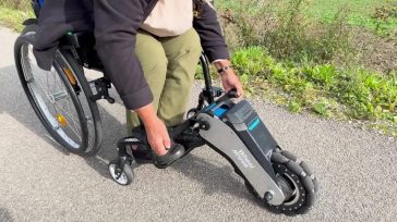 WheelMove: Το πρόσθετο εξάρτημα που μετατρέπει κάθε αναπηρικό αμαξίδιο σε ηλεκτροκίνητο με 25χλμ. αυτονομίας (Βίντεο)