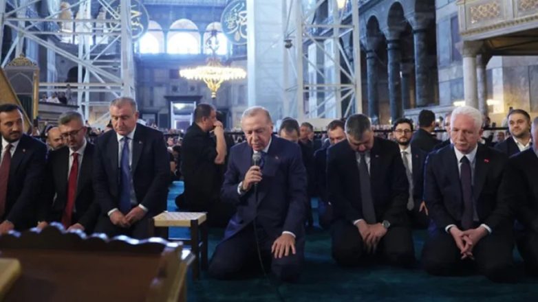 Νεο-οθωμανικό παραλήρημα Ερντογάν μέσα στην Αγιά Σοφιά Νεο-οθωμανικό παραλήρημα Ερντογάν μέσα στην Αγιά Σοφιά