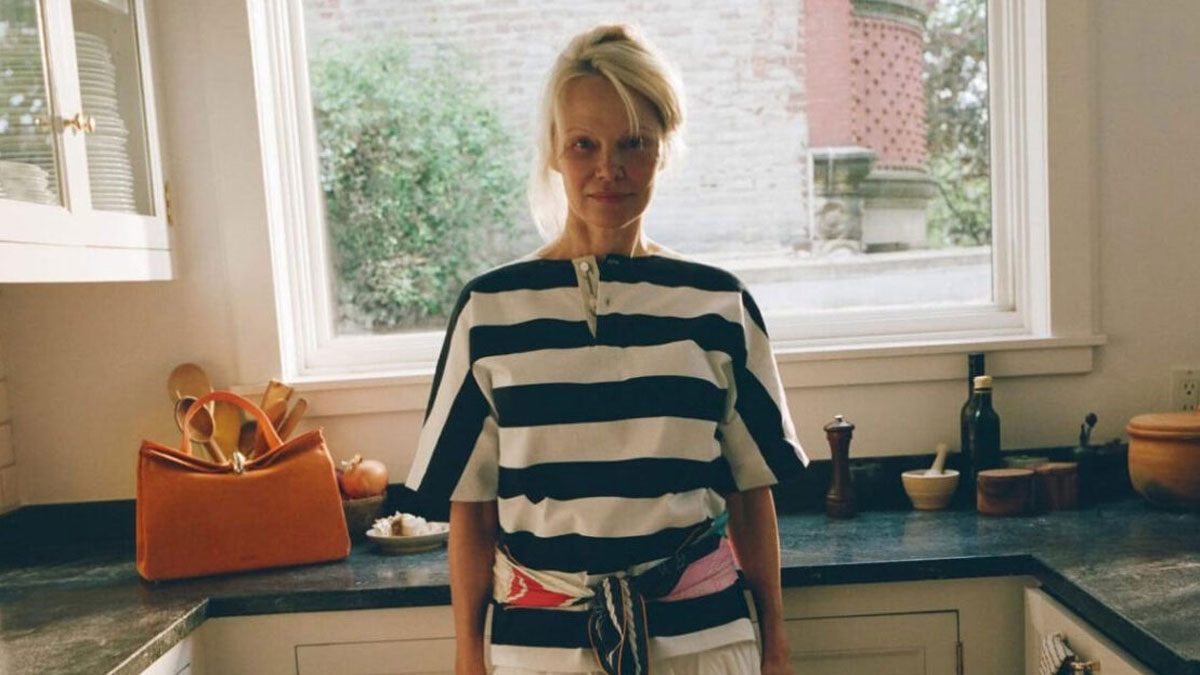 Pamela Anderson: Πρωταγωνιστεί με τους δύο γιους της στη νέα καμπάνια του Jacquemus