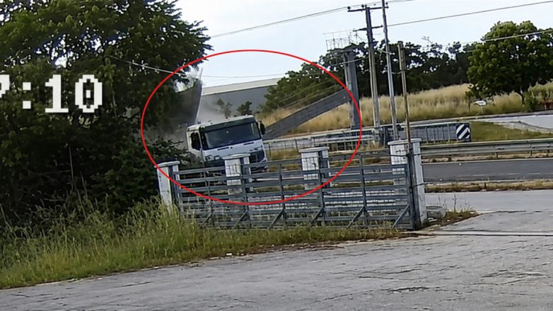 Λάρισα: Φορτηγό ξήλωσε μεταλλική γέφυρα και κατέληξε σε μάντρα αυτοκινήτων