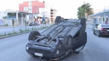 Θεσσαλονίκη: ΙΧ προσέκρουσε σε παρκαρισμένα οχήματα και ανετράπη