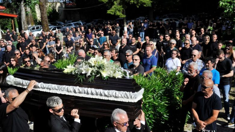 Έσπασαν καρδιές στην κηδεία του Μάριου Οικονόμου Έσπασαν καρδιές στην κηδεία του Μάριου Οικονόμου