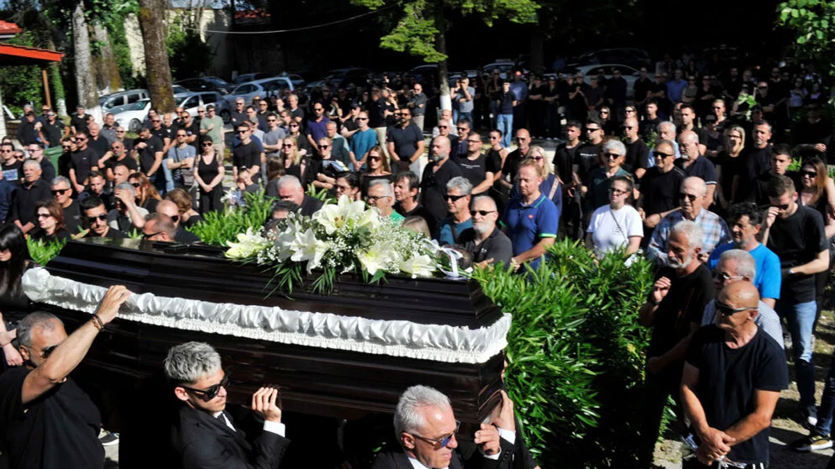 Έσπασαν καρδιές στην κηδεία του Μάριου Οικονόμου
