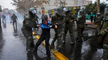 Χιλή: Συγκρούσεις φοιτητών με την αστυνομία σε διαδήλωση κατά της λιτότητας