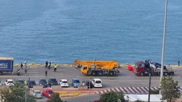 Αυτοκίνητο έπεσε στη θάλασσα στο λιμάνι του Πειραιά