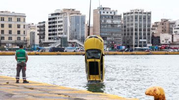 Μυστήριο με τον ταξιτζή που βούτηξε στο λιμάνι