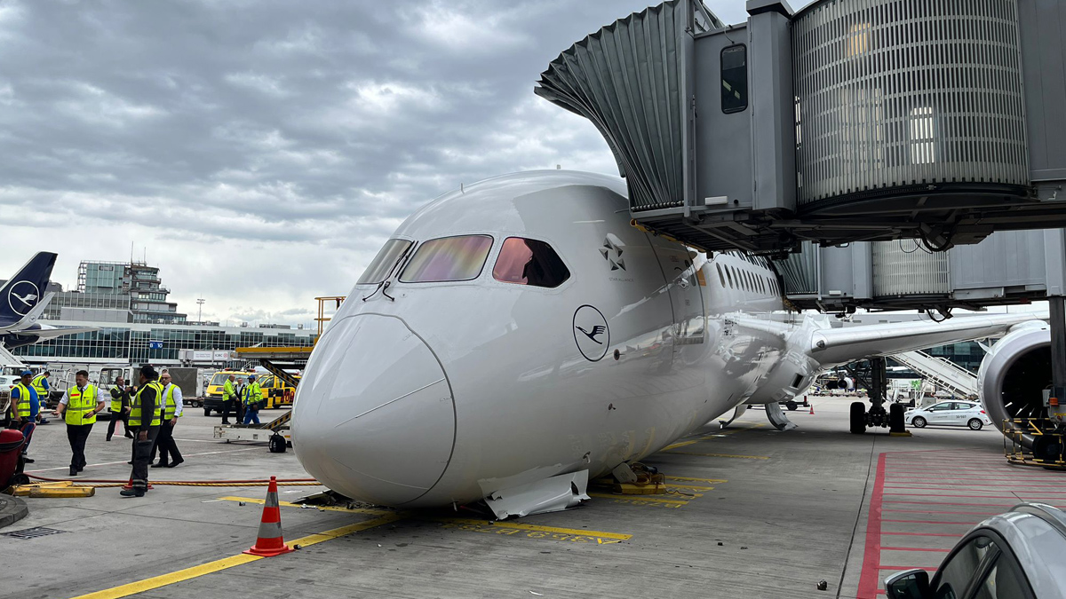 Σοβαρές ζημιές σε Boeing της Lufthansa στη Φρανκφούρτη μετά από κατάρρευση του ριναίου τροχού